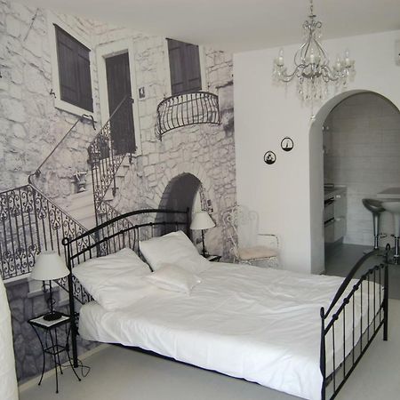 Studio Apartment For 2 Adults And 1 Child Makarska Exterior photo