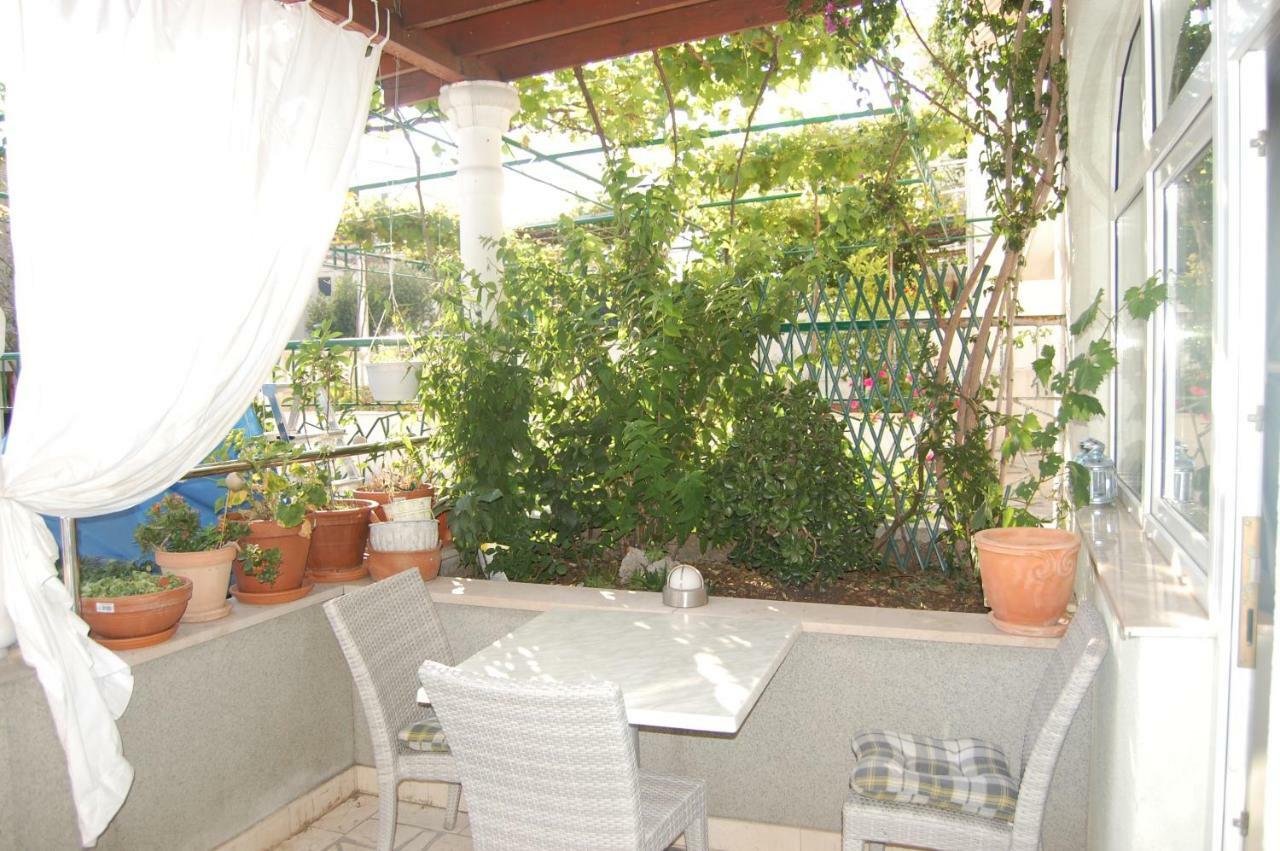 Studio Apartment For 2 Adults And 1 Child Makarska Exterior photo