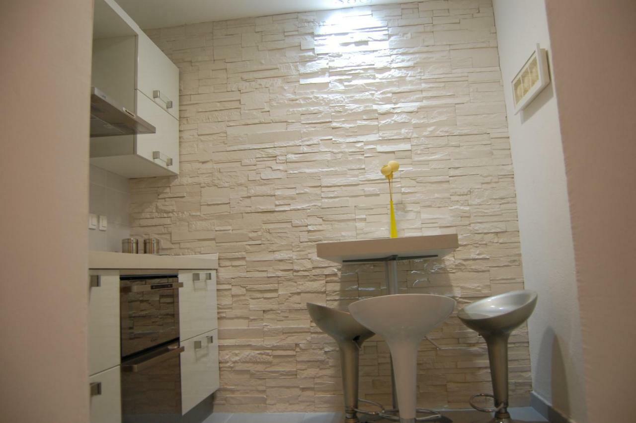 Studio Apartment For 2 Adults And 1 Child Makarska Exterior photo