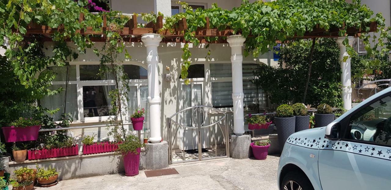 Studio Apartment For 2 Adults And 1 Child Makarska Exterior photo