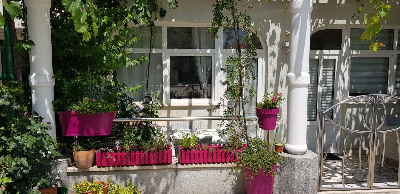 Studio Apartment For 2 Adults And 1 Child Makarska Exterior photo