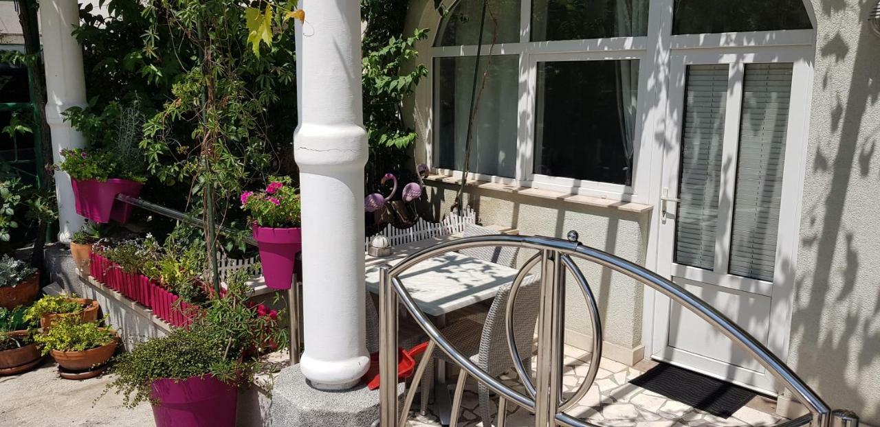 Studio Apartment For 2 Adults And 1 Child Makarska Exterior photo
